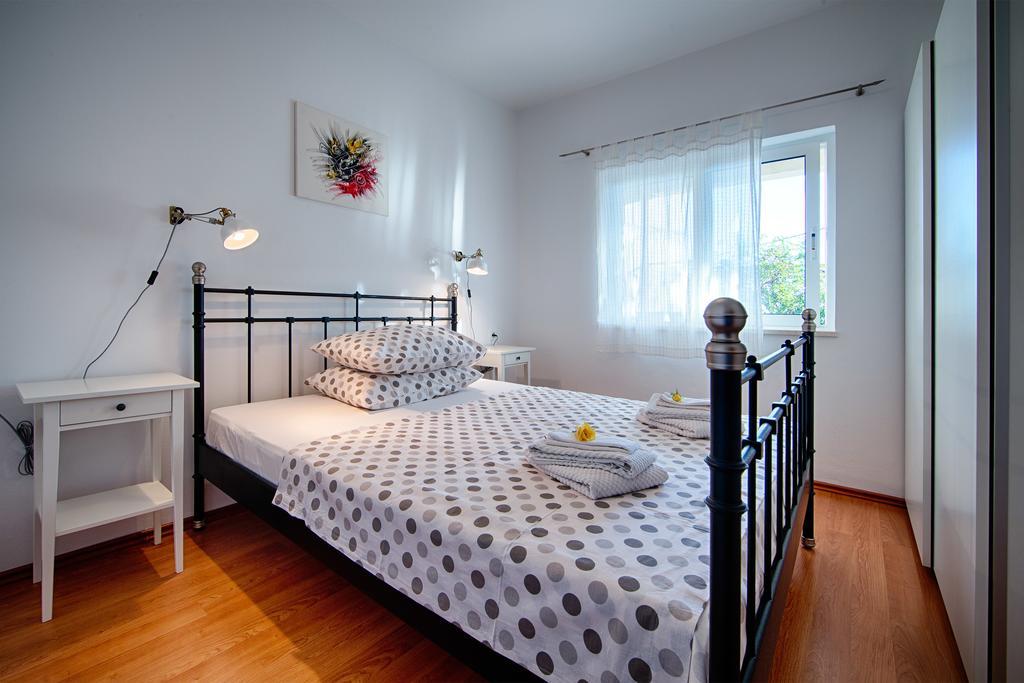 Apartments Zambarlin Komiža Zimmer foto
